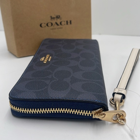 Coach Long Zip Around Wallet Wristlet In Signature Canvas Gold/DENIM MULTI
NWT - Picture 13 of 16